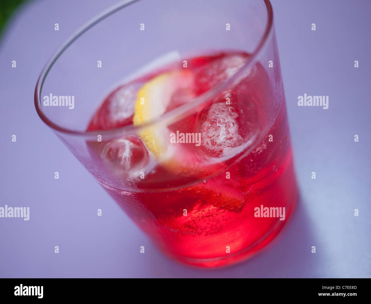 Campari, Soda, Zitrone und Eis im Glas Stockfotografie - Alamy