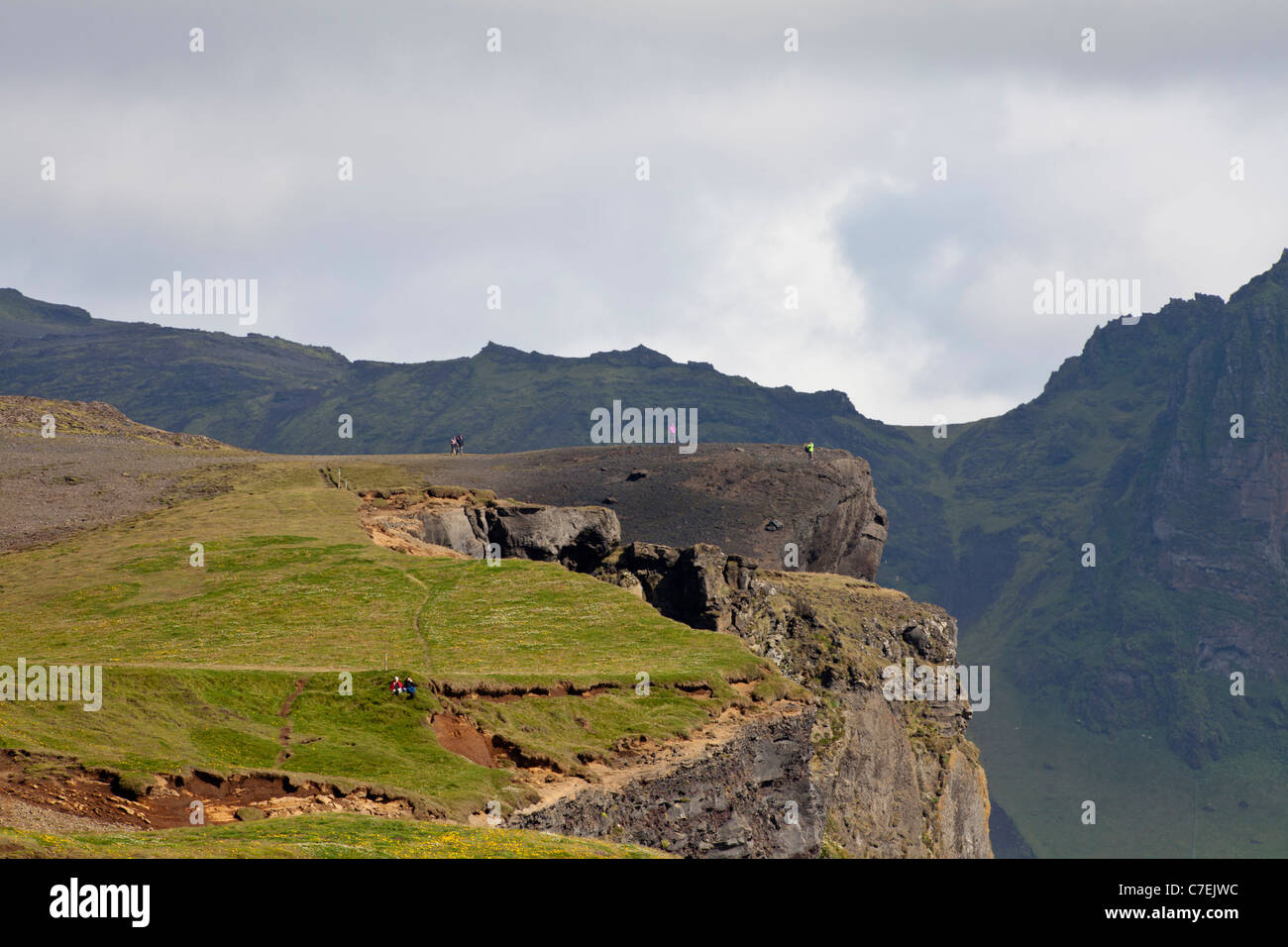 Touristen auf dem Gipfel eines Berges, Reynisfjall, Island - Stockfoto