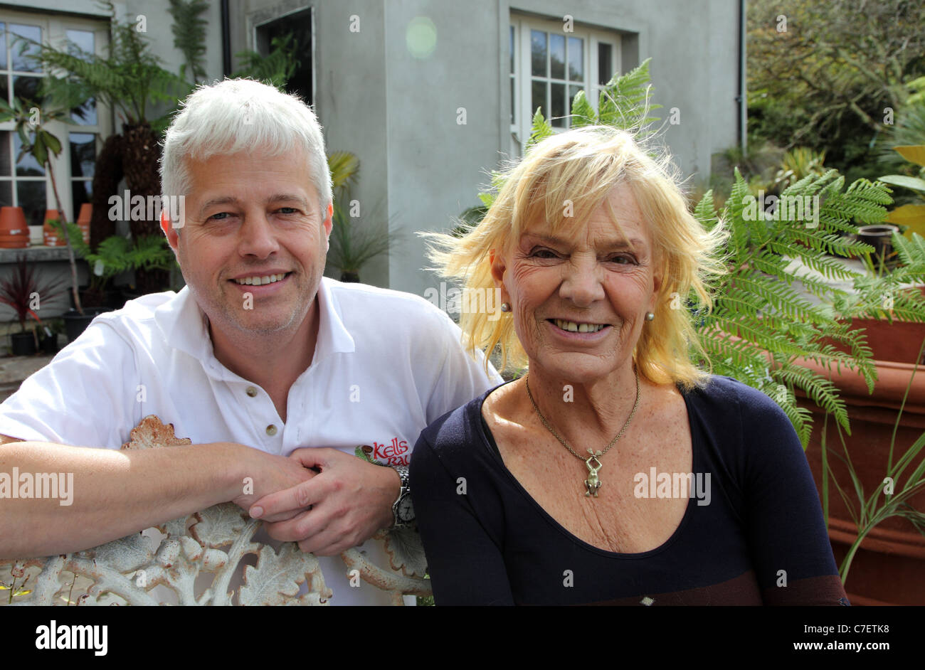 Billy Alexander, Besitzer von Kells Bay Gardens mit irischen Künstlers Pauline Bewick, Kells Bay Gardens, Co Kerry, Irland Stockfoto