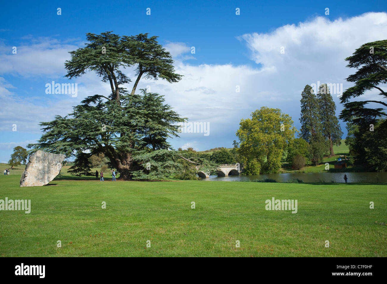 Compton Verney - Capability Brown entworfen Landschaft mit 18thC Brücke des klassischen Designs von georgischen Architekt Robert Adam. Stockfoto