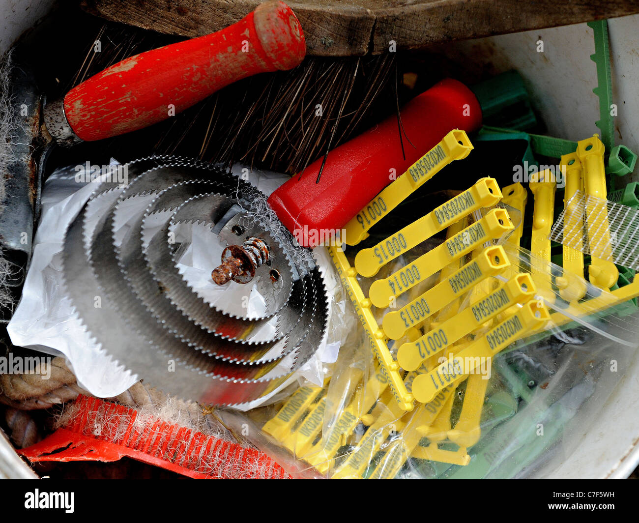 AMIG Absperrband 50mm X 30m - Gelb-Schwarz PVC Warnband