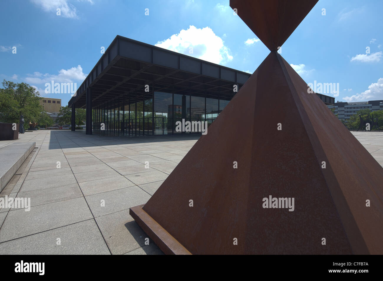 Neue Nationalgalerie, Neue Nationalgalerie, Kulturforum, Berlin, Deutschland, mit Broken Obelisk von Barnett Newman im Vordergrund Stockfoto
