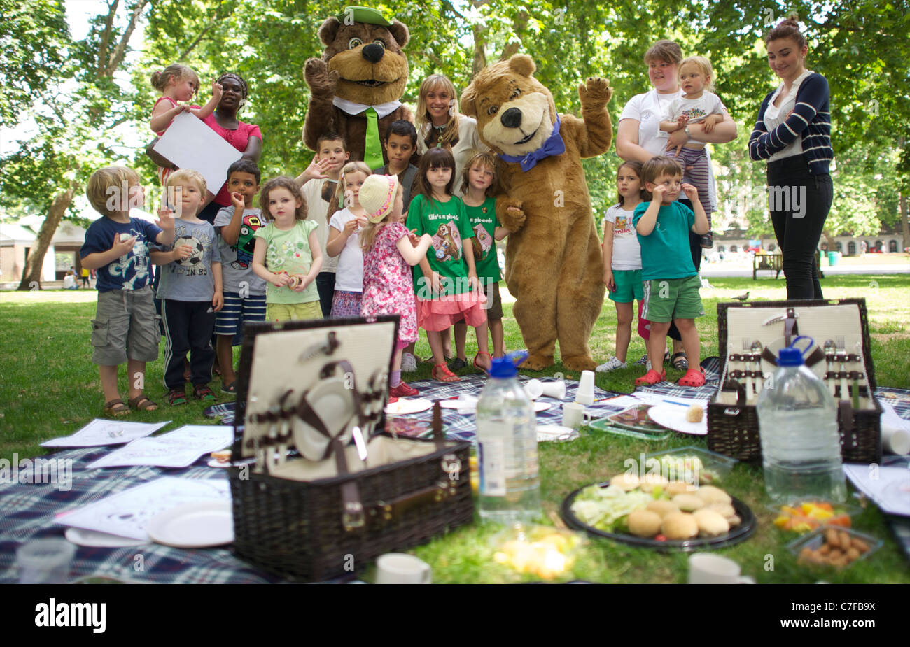Yogi Bear, Boo Boo und wildes Leben Moderatorin Michaela Strachan mit einem Picknick mit Kindern, nationale Pic-A-Nic-Woche zu starten Stockfoto