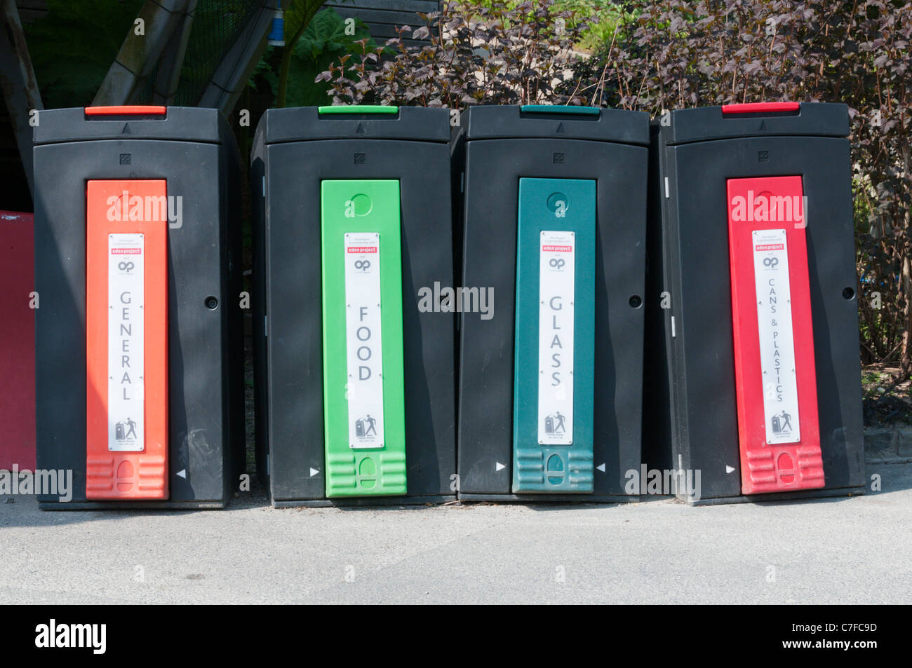 Farbcodiertes recycling-Behälter mit Deckel Pedal betrieben. Stockfoto