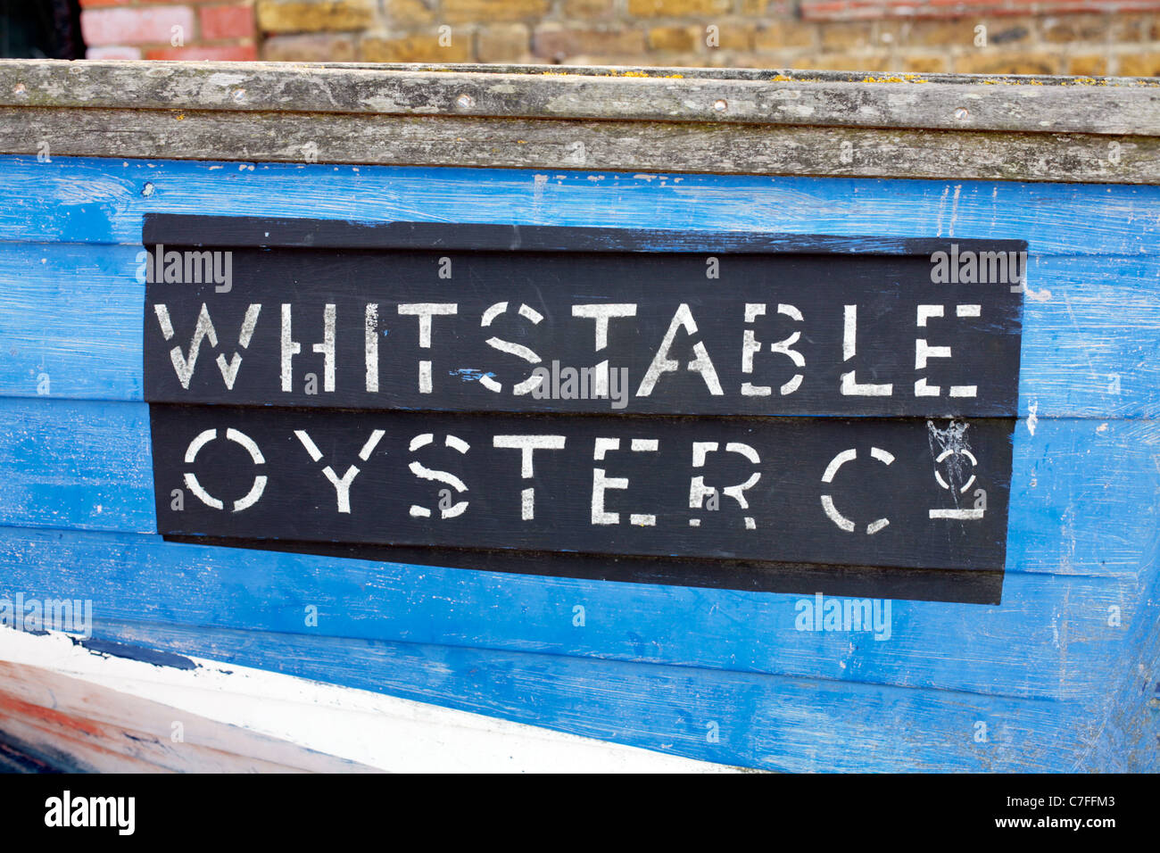 Boot am Strand in Whitstable Werbung Whitstable Oyster Co. Stockfoto