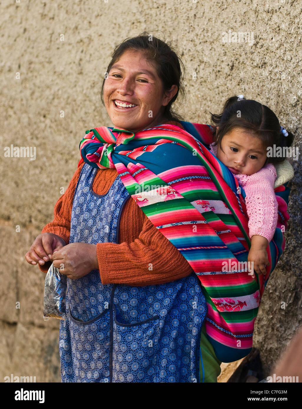 Peruanische Frau mit hier Kind auf einem Markt in Cusco-Peru Stockfoto