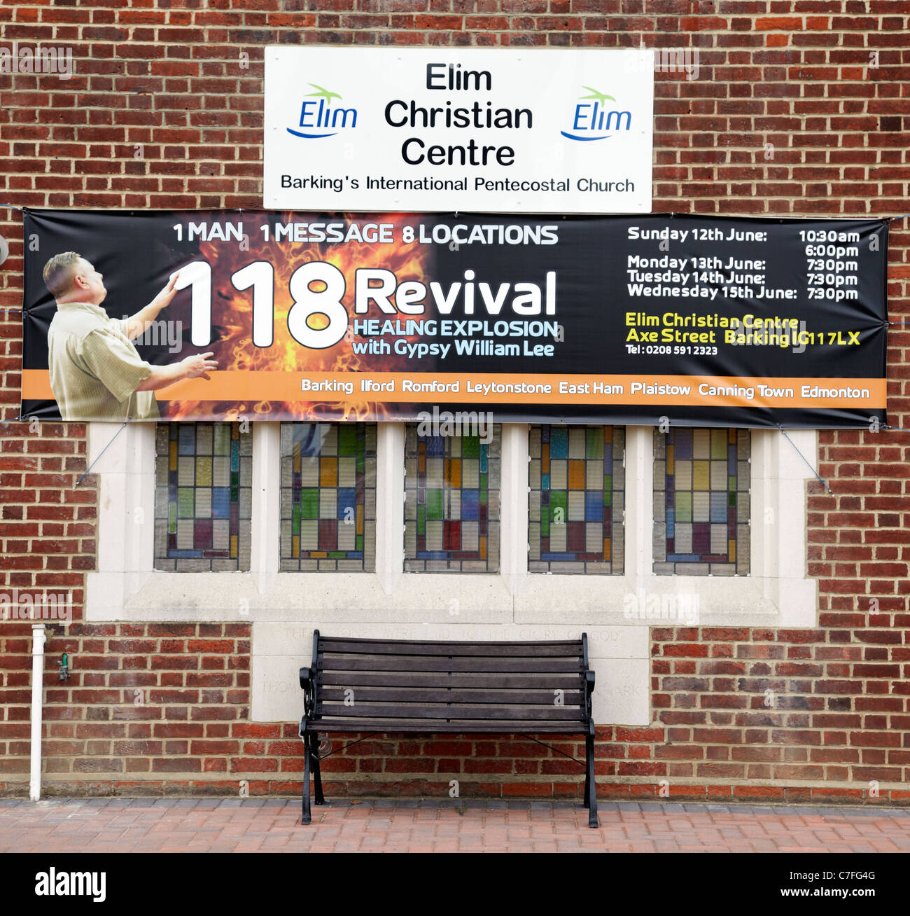 Plakat vor Kirche in Barking, East London für eine Wunderheilung Show. Stockfoto