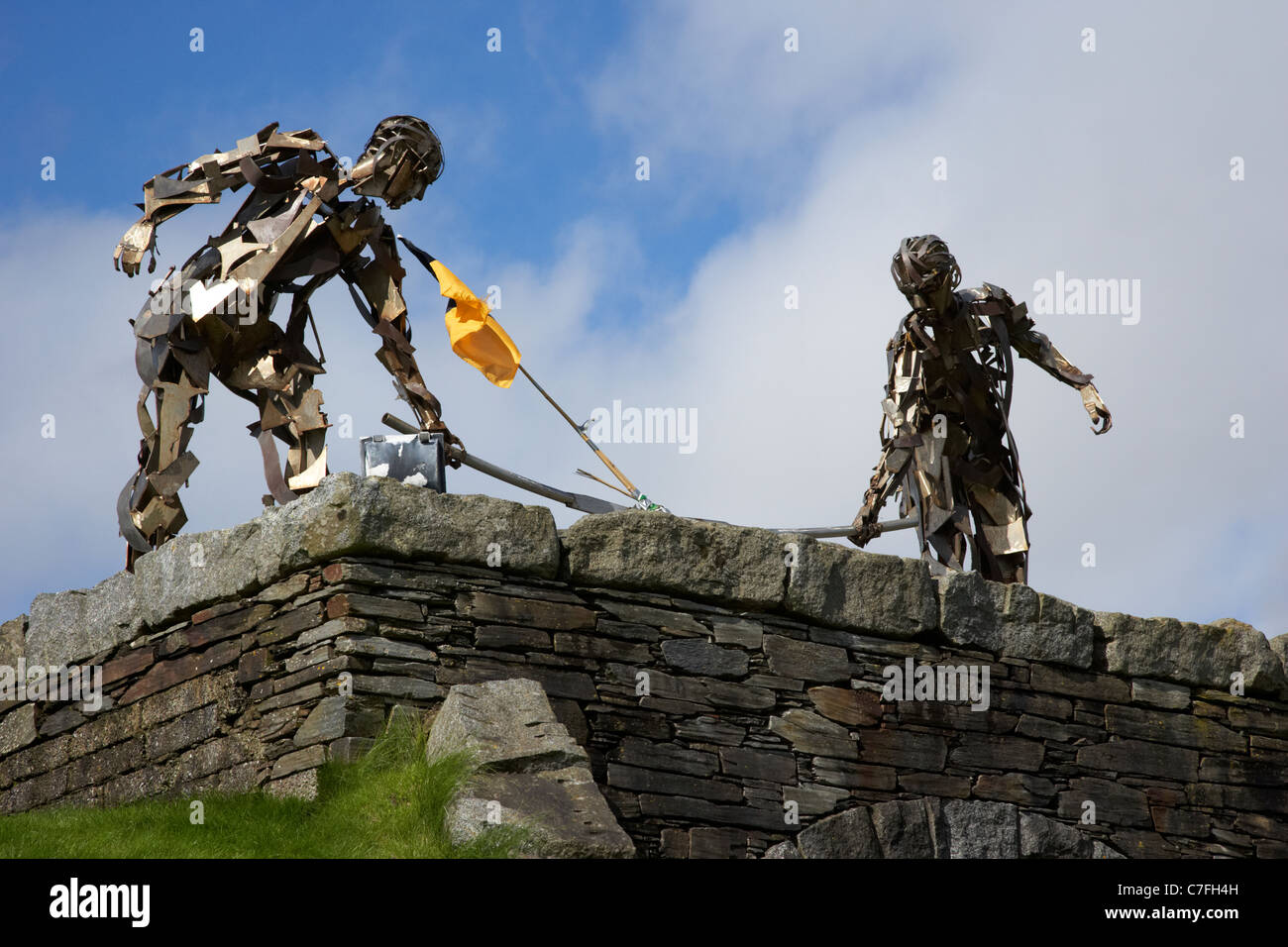 das Arbeitnehmer-Denkmal auf dem trockenen Bogen Kreisverkehr in Letterkenny Grafschaft Donegal, Republik Irland Stockfoto