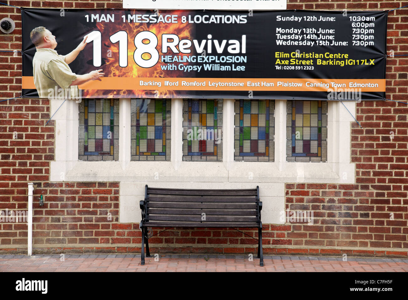 Plakat vor Kirche in Barking, East London für eine Wunderheilung Show. Stockfoto