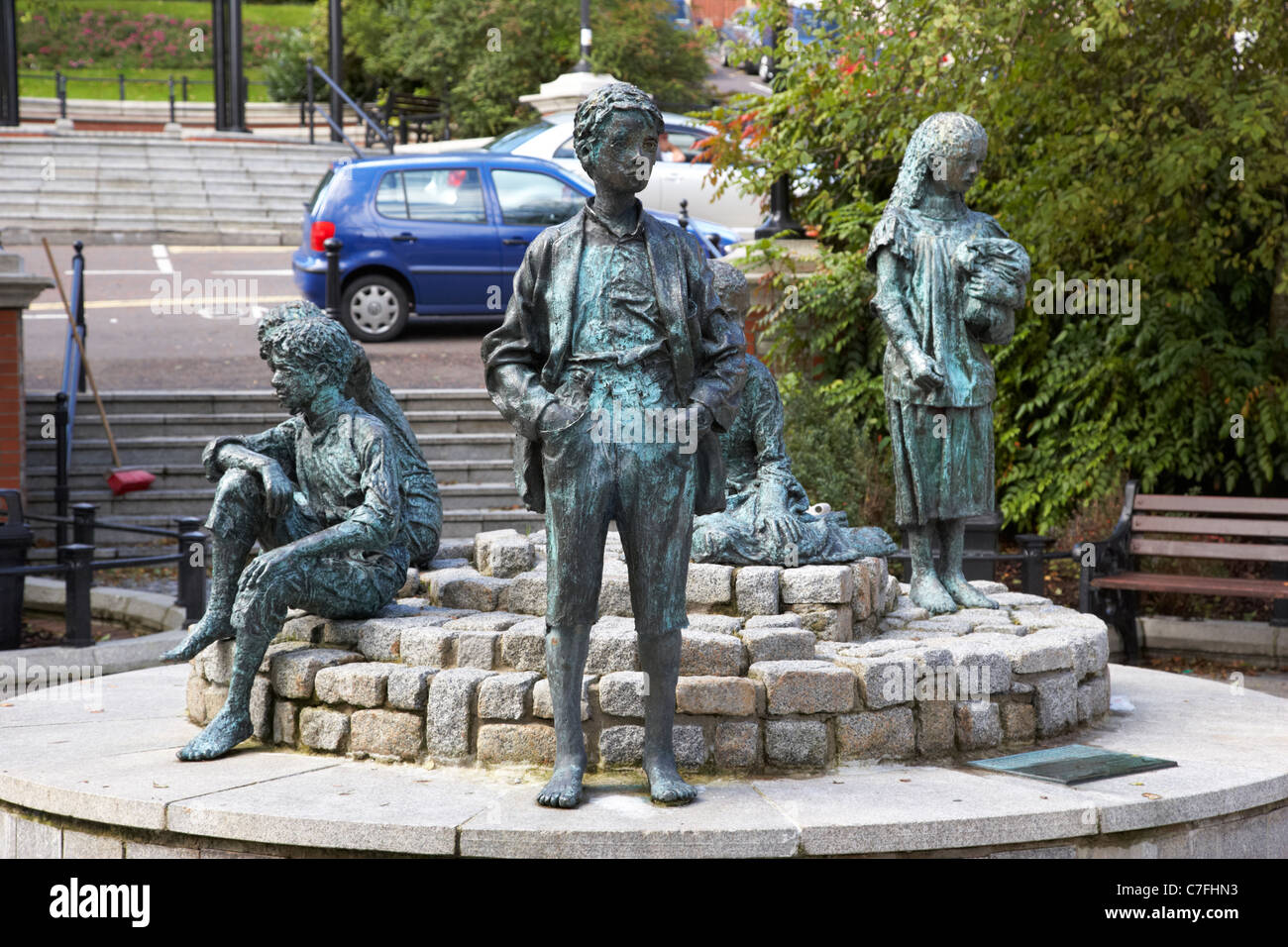 der Pöbel Kinder Kunst im öffentlichen Raum im Markt square Letterkenny Grafschaft Donegal, Republik Irland Stockfoto