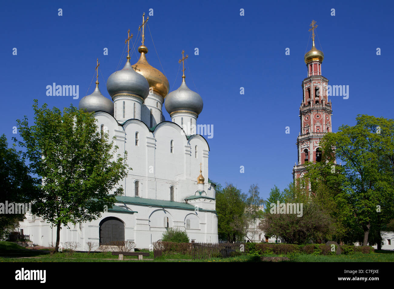 Kathedrale unserer Dame von Smolensk und Glockenturm auf dem Nowodewitschi-Kloster in Moskau, Russland Stockfoto
