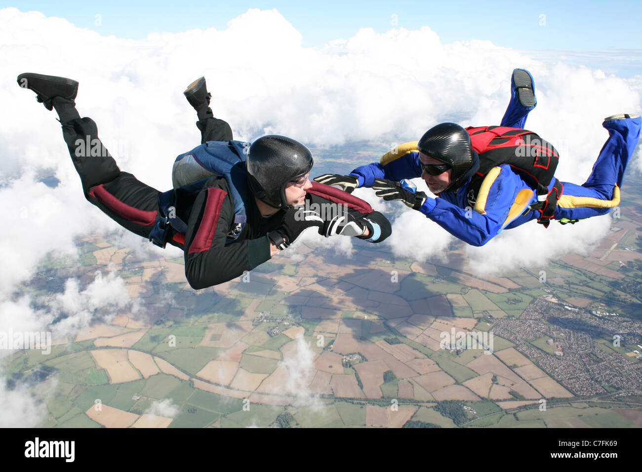 Zwei Fallschirmspringer im freien Fall Stockfoto