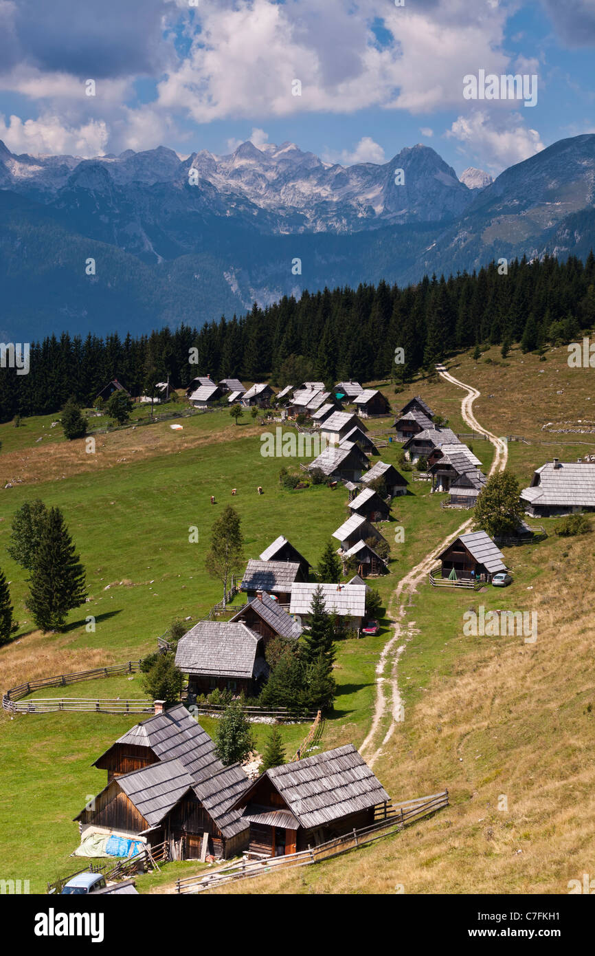 Traditionelle slowenische Schäferhütten der Pokljuka-Region in den Julischen Alpen. Zajamniki, Slowenien. Stockfoto