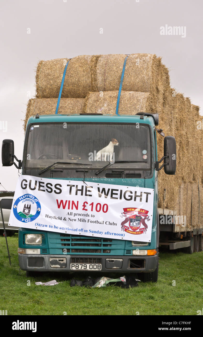 schätze das Gewicht Sattelschleppers geladen mit runden Heu Ballen Hayfield Derbyshire Turnierplatz Stockfoto