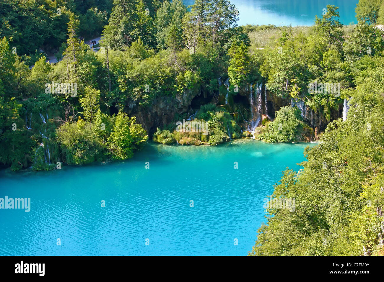 Sommerlandschaft mit wunderschönen Wasserfällen in den Plitvicer Seen in Kroatien Stockfoto