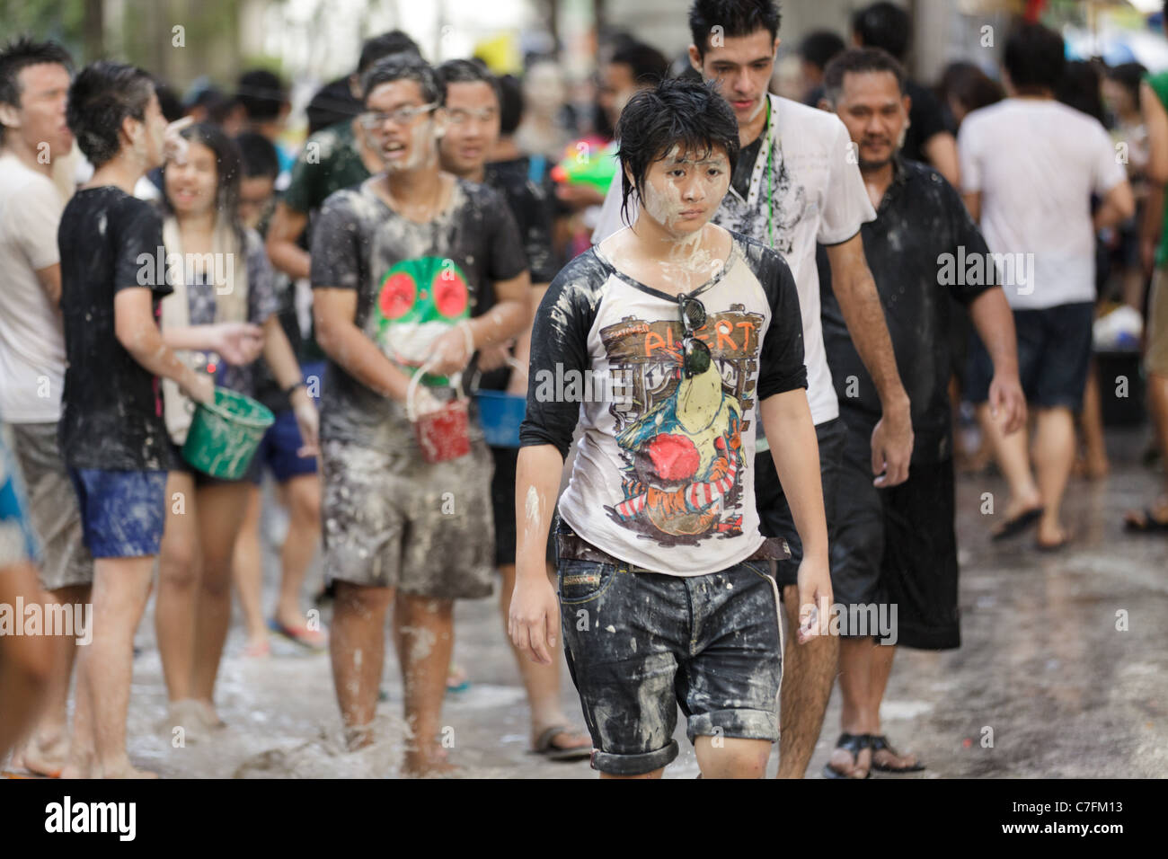 Thais Jugendliche feiern Song Kran buddhistische Neujahr in der Silom Road, Bangkok, Thailand Stockfoto