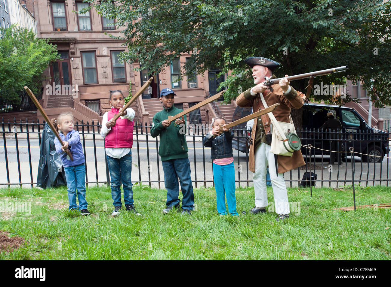 Re-Enactor lehrt militärischen Verfahren während des Unabhängigkeitskrieges Besuchern bei der Wiedereröffnung des Hamilton Grange Stockfoto