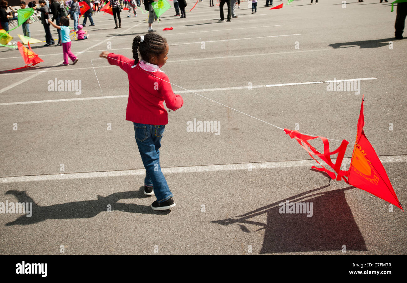 Hunderte von Enthusiasten testen die Gesetze der Physik auf einen jährlichen Kite-Flug Stockfoto