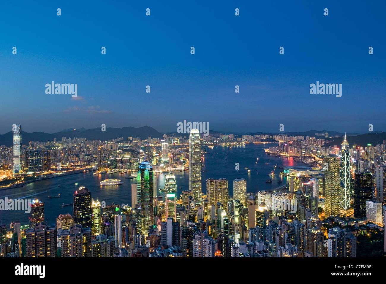 Am Abend Blick auf Hong Kong und den Victoria Harbour vom Gipfel an einem klaren Tag. Stockfoto