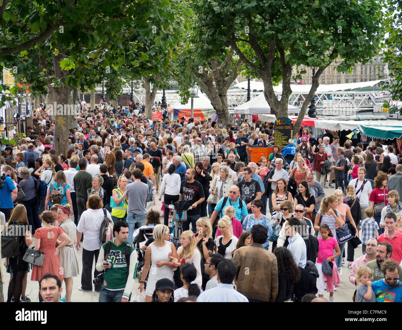 Menschenmassen auf dem Damm während der Thames Festival 2011 Stockfoto