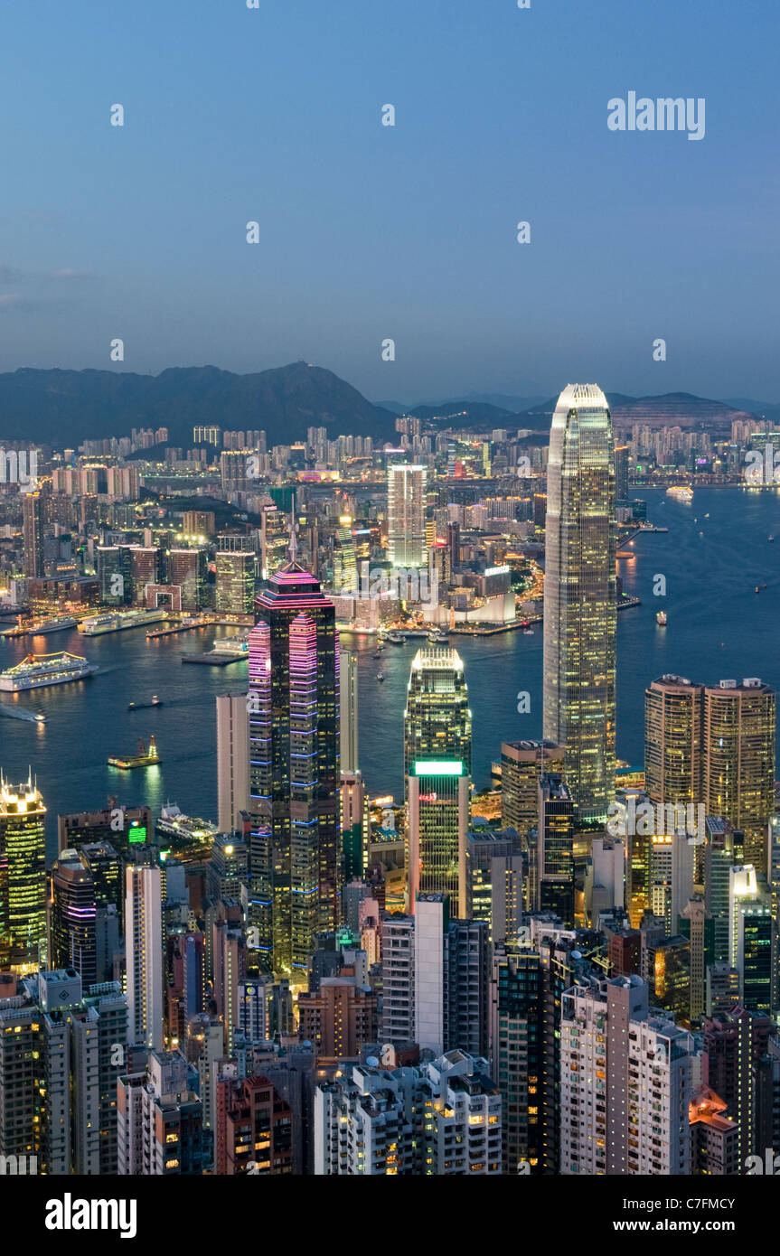 Am Abend Blick auf Hong Kong und den Victoria Harbour vom Gipfel an einem klaren Tag. Stockfoto