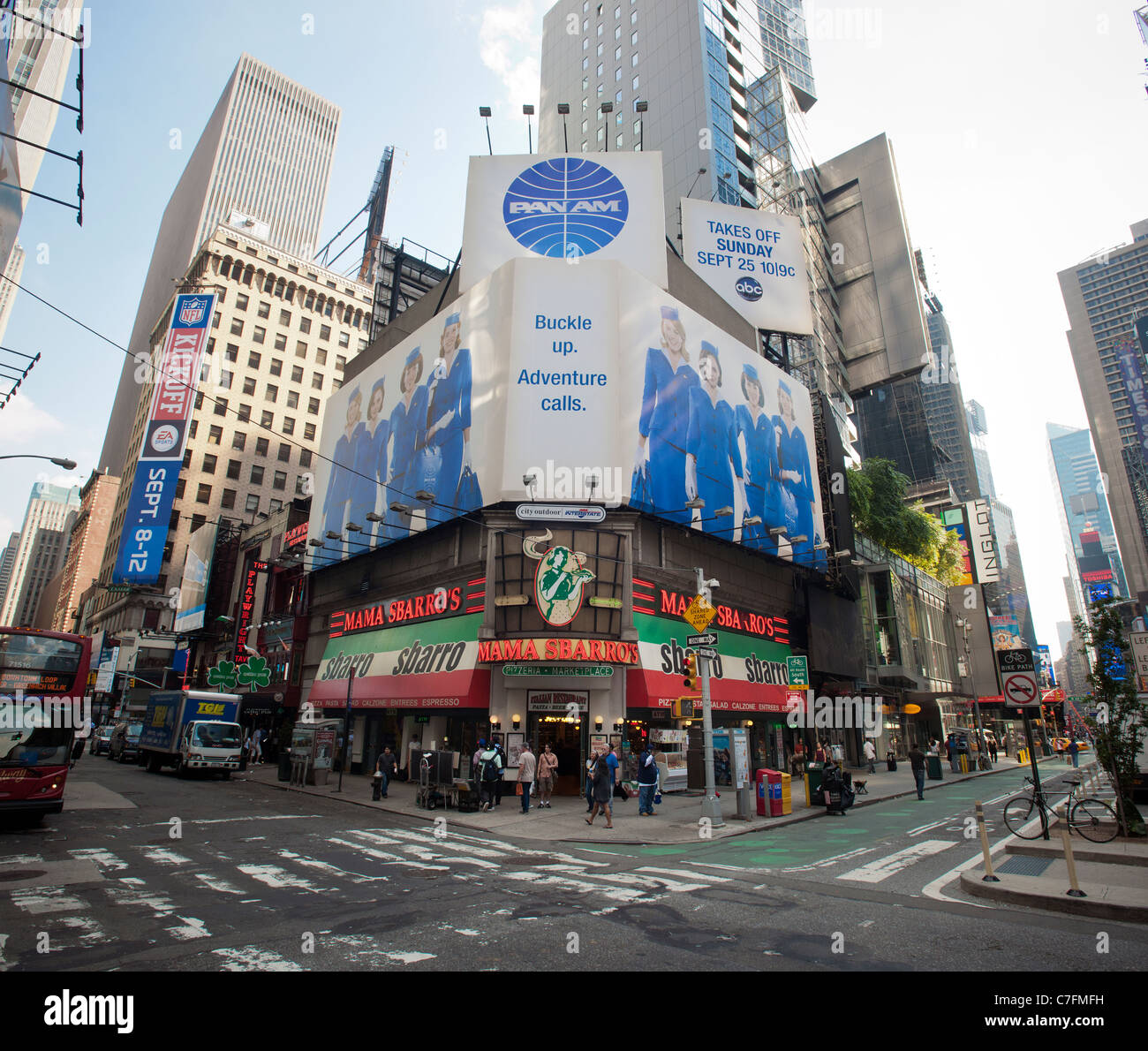 Werbung auf Plakaten auf dem Times Square in New York für die ABC-TV-Programm, "Pan Am" Stockfoto