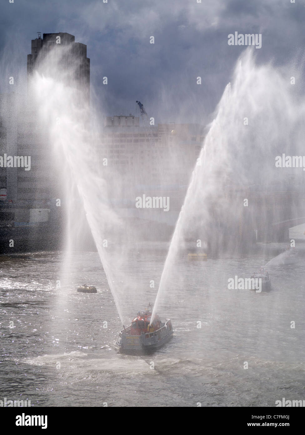 Feuerlöschboote auf die Millennium Bridge, London, Thames Festival 2011 Stockfoto