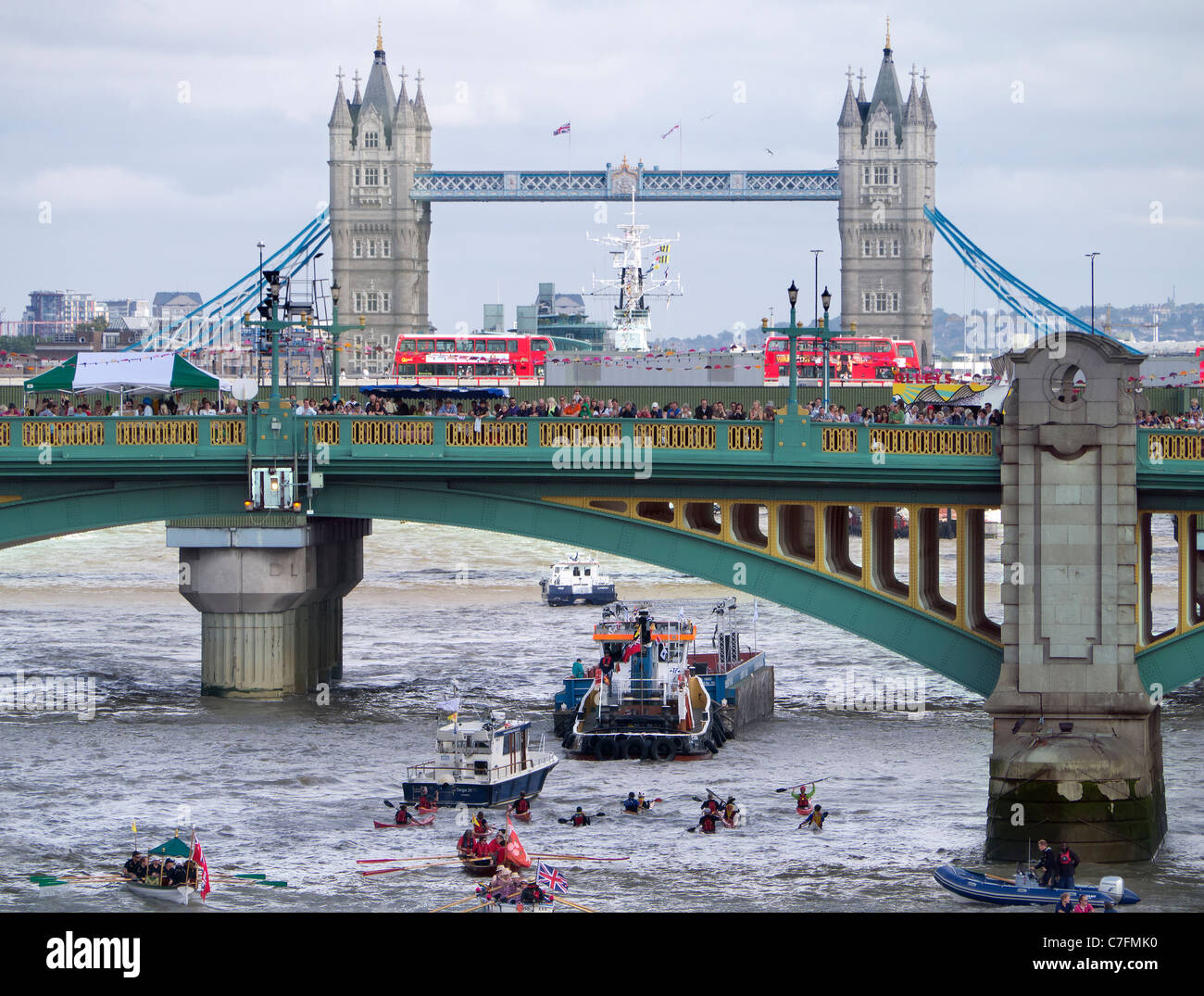 Flotte von kleinen Booten unterquert Southwark Bridge, London, Thames Festival 2011 Stockfoto