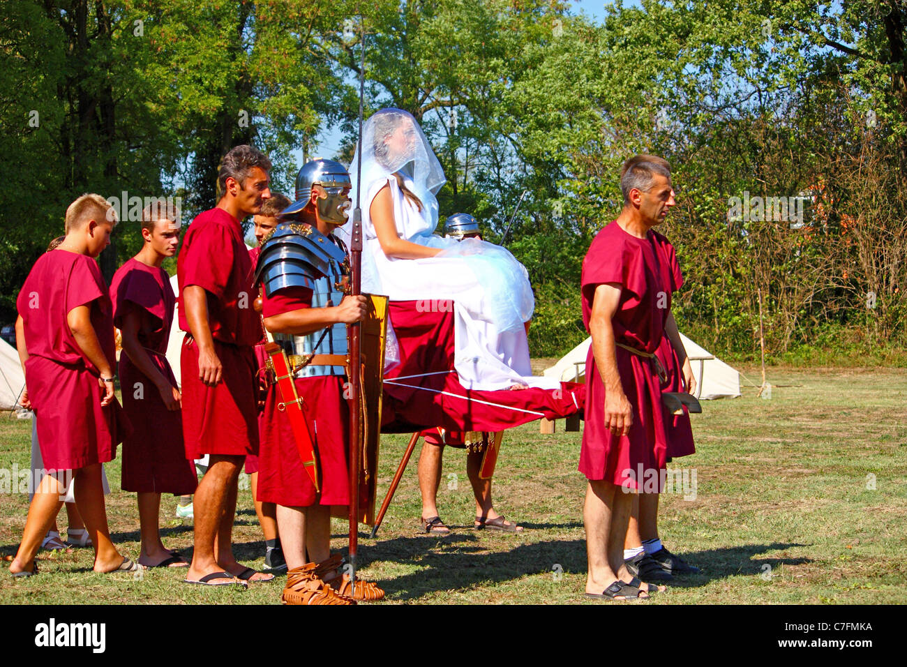 Römische Soldaten und Sklaven, die edle Frau während der römischen tragen zeigen in Andautonia, Pannonien (Ščitarjevo, Kroatien) Stockfoto