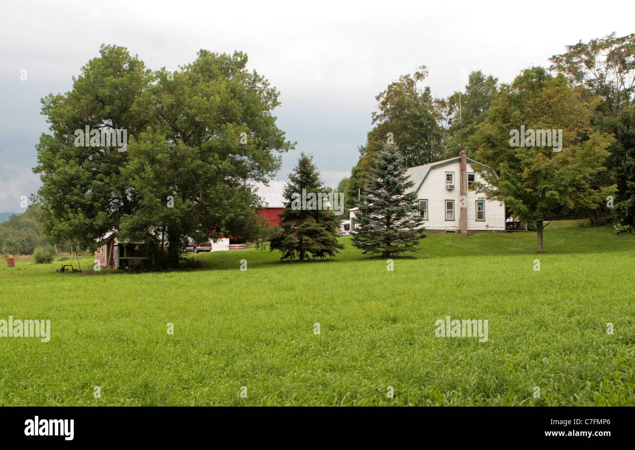 Bauernhaus und Scheune im ländlichen New York State Stockfoto