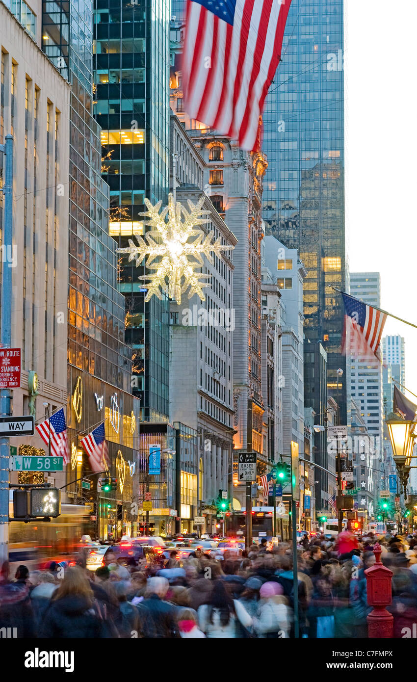 Weihnachten in New York City Shopping auf der Fifth Avenue Stockfoto