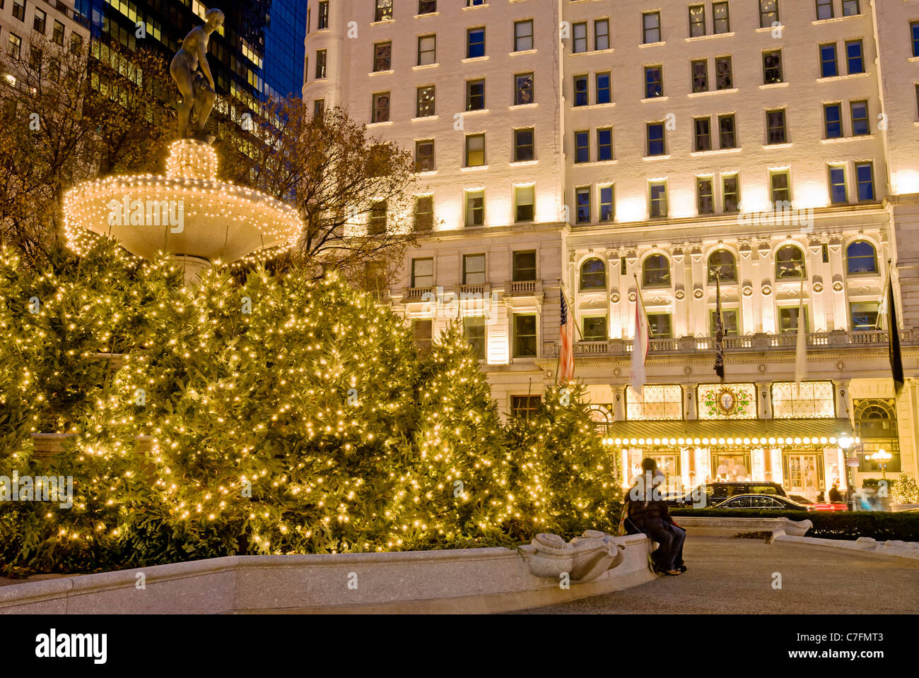 Weihnachtsbeleuchtung Plaza Hotel Pulitzer Fountain Stockfoto