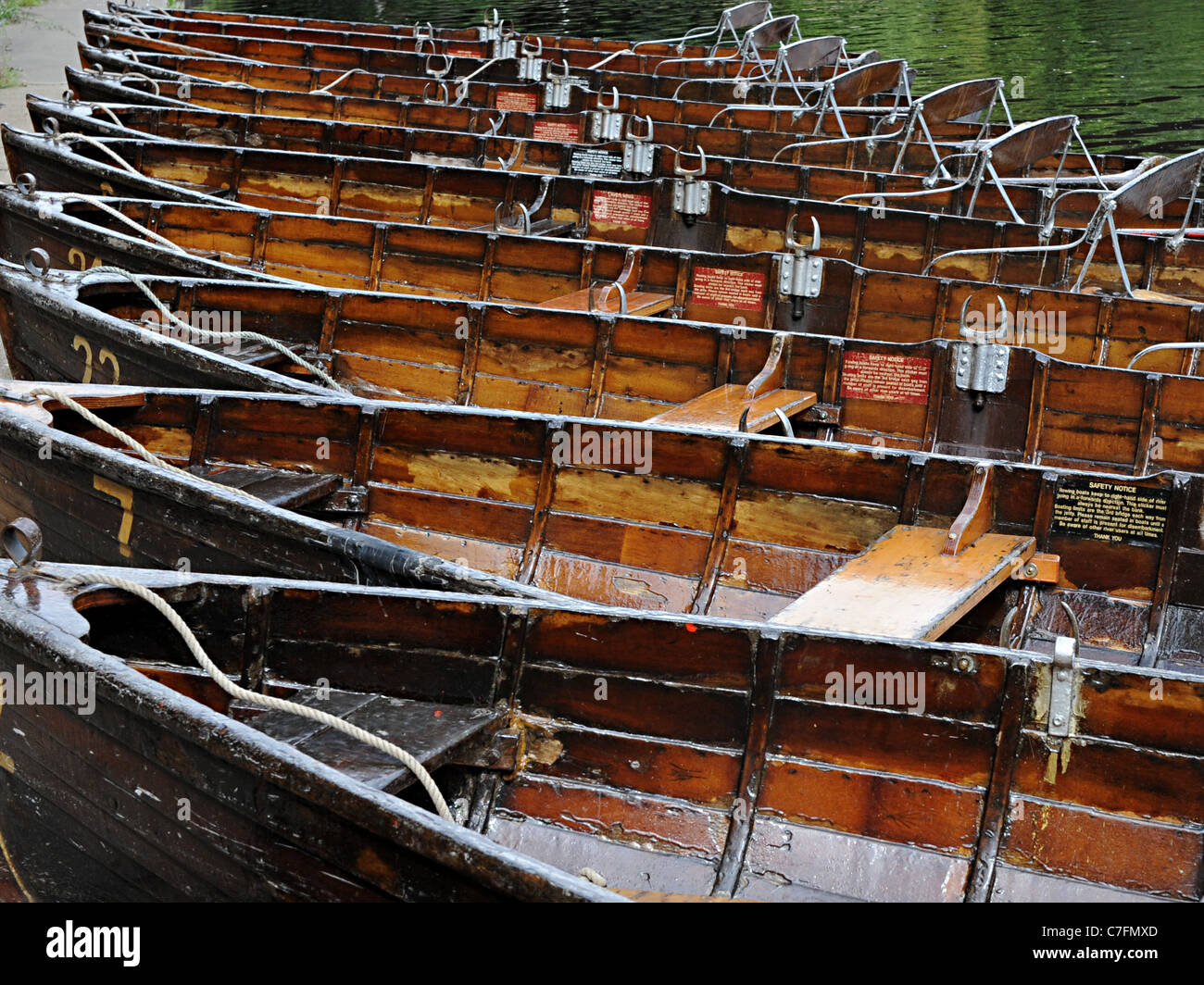 alte hölzerne Kähne auf der Fluss Wear in Durham Stockfoto