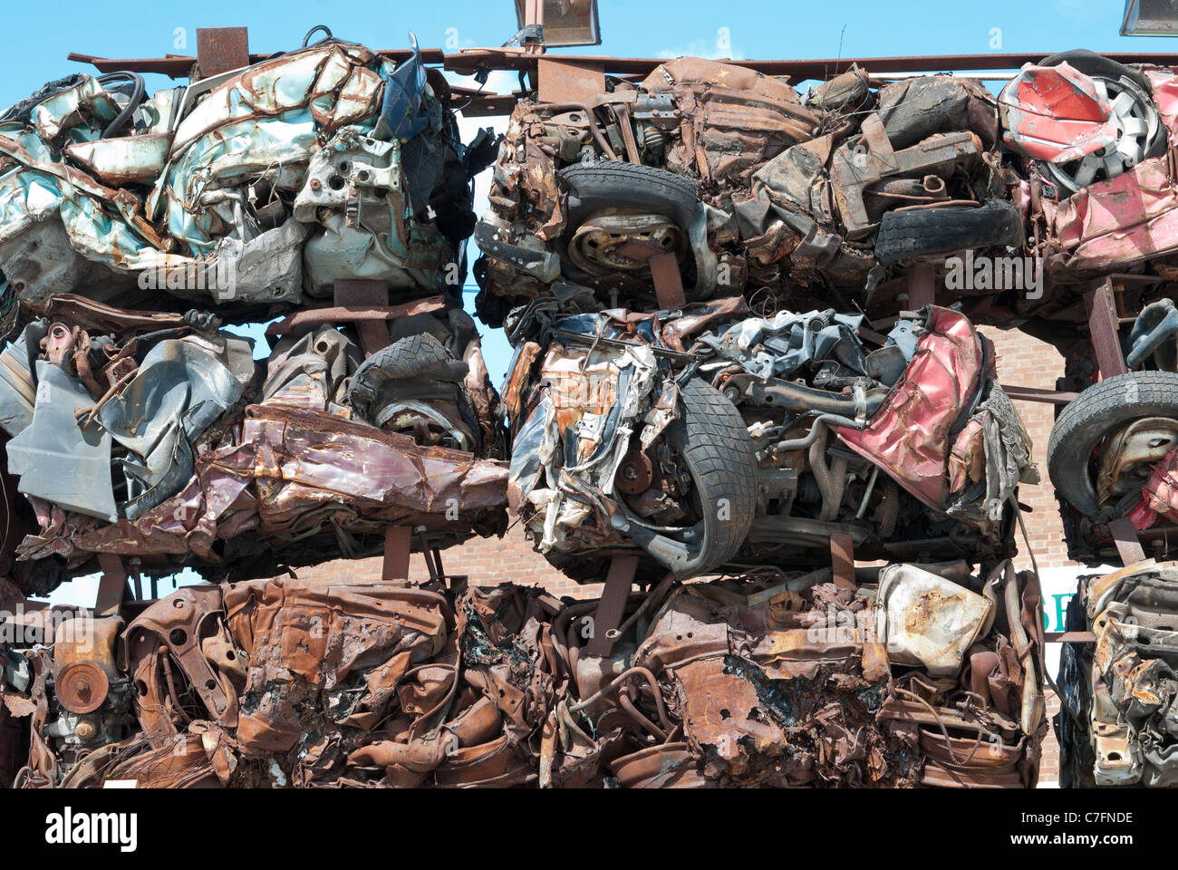 Haufen von zerquetschten Autos Stockfoto