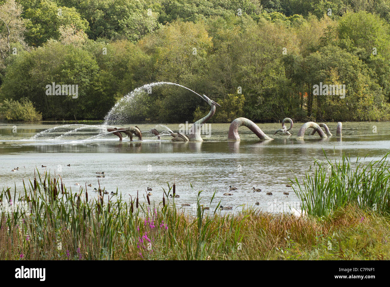 Drachen und Fische Brunnen, Llandrindod Wells See, Powys, Wales. Stockfoto