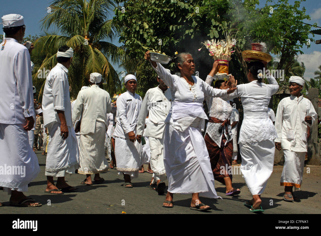 Bali Begräbnis - Tanzen gegen den Tempel nach einem Tod in einem balinesischen Dorf Stockfoto