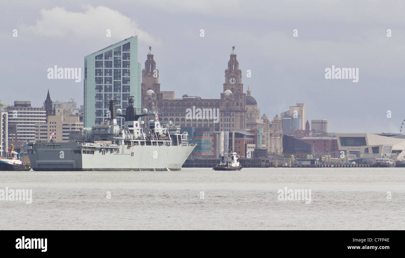 HMS Albion, das Flaggschiff der Royal Navy, tritt der Fluss Mersey im Rahmen von einem sechstägigen Besuch in Liverpool waterfront Stockfoto