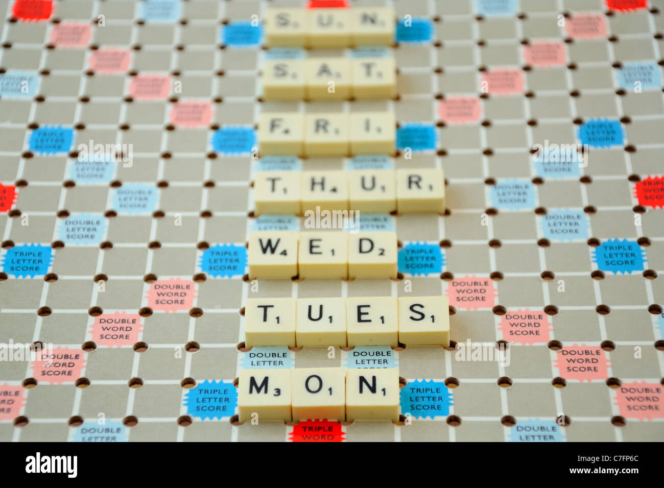 Scrabble-Brett zeigt Wochentage, Montag im Fokus voran Sonne unscharf Stockfoto