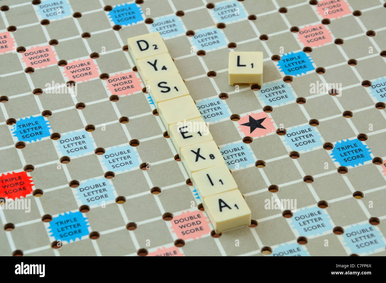 Scrabble-Brett zeigt das Wort Legasthenie mit dem "L" fehlt Stockfoto