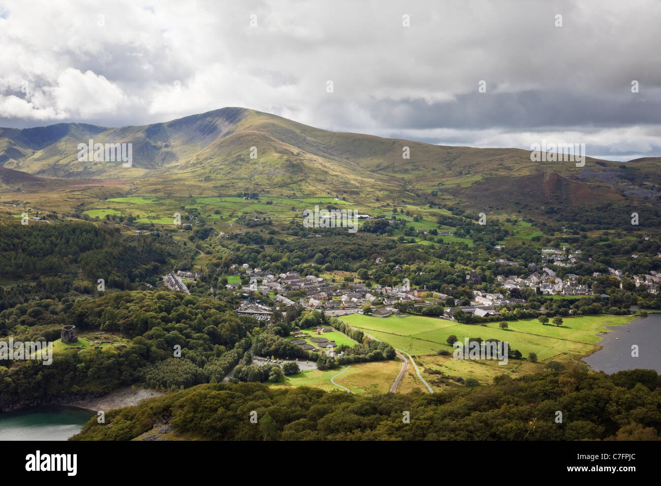 Llanberis, Gwynedd, Nordwales, UK. Luftaufnahme von Llanberis Dorf in den Bergen des Snowdonia National Park Stockfoto