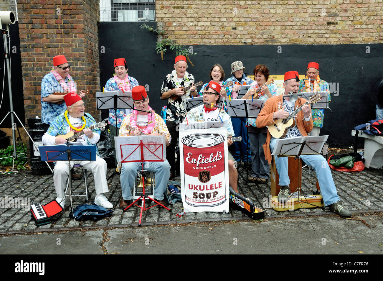 Ukulele Suppe Band eine Gruppe von farbenfroh gekleideten Musikern in den Winkel Festival London England UK Stockfoto