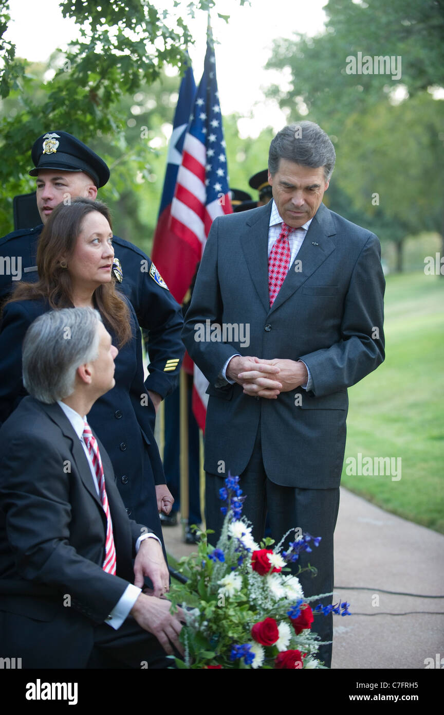 Texas-Gouverneur Rick Perry befasst sich mit Blumen von Atty schreiben General Greg Abbott abgehaltenen Gedenkveranstaltung zum 10. Jahrestag der 9/11 Angriffe Stockfoto