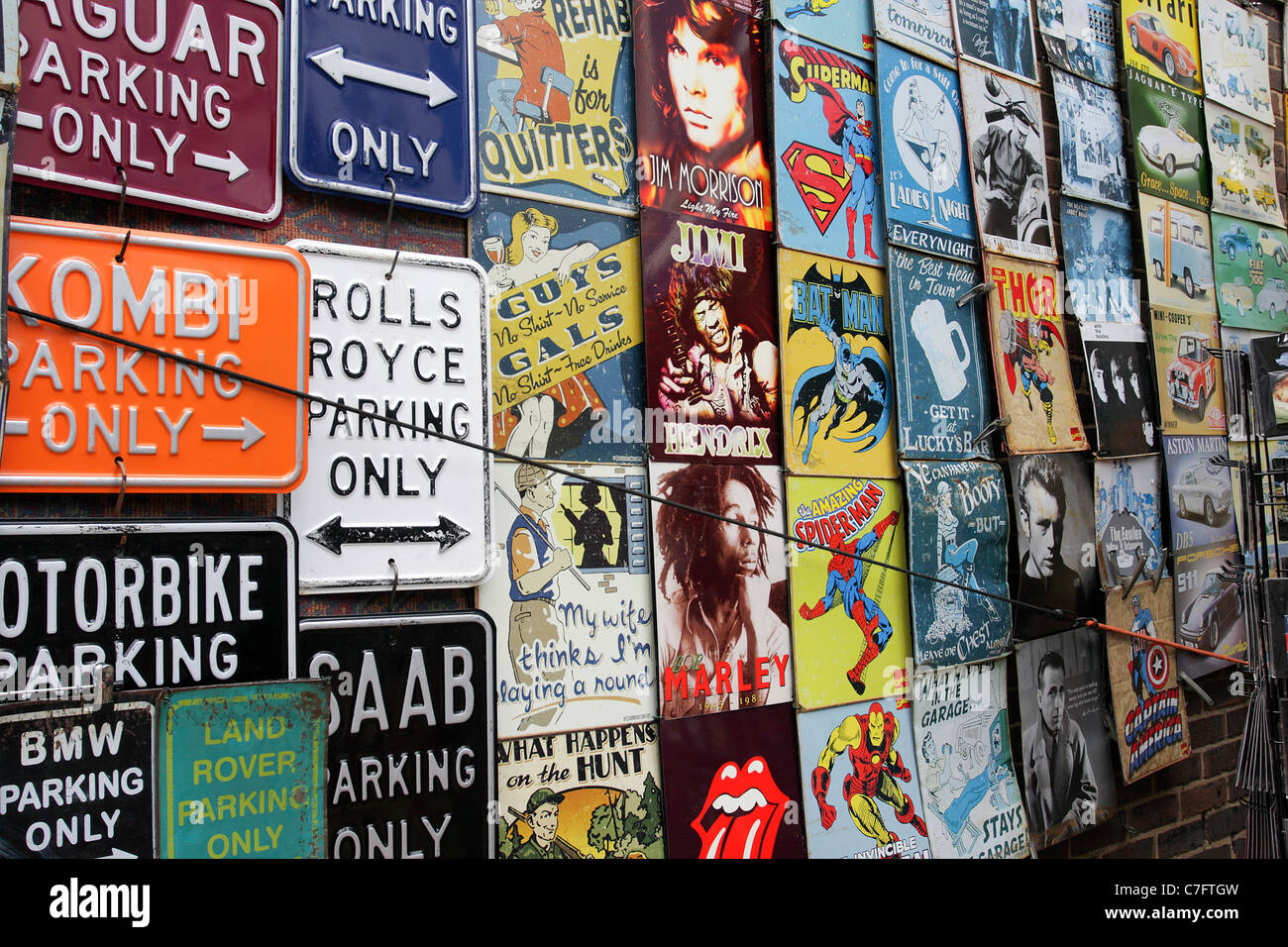 Erinnerungsstücke und Pop Art zum Verkauf in der Portobello Road, Notting Hill, London, England. Stockfoto