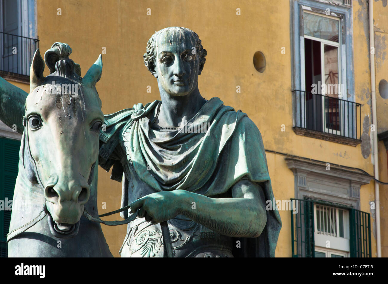 Statue in der Piazza del Plebiscito Neapel Italien. Stockfoto