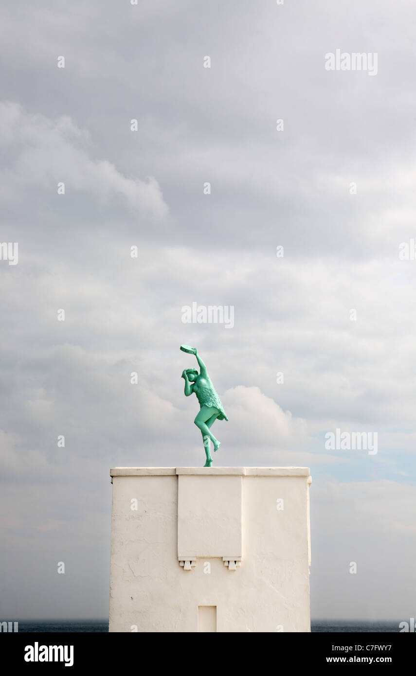Weibliche bacchantischen Skulptur oberhalb der spanischen Stadt, Whitley Bay, North East England, UK Stockfoto