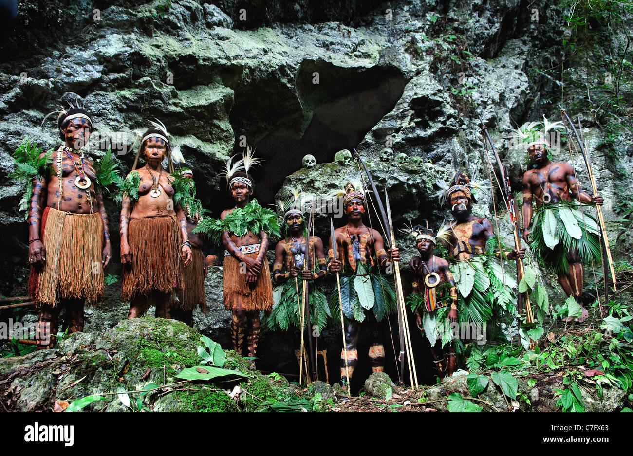 Indonesien, Neuguinea, Sektor SENGGI: Stamm der Pädagogik in traditionelle Kleidung, Schmuck und eine Färbung. Neue Gui Stockfoto
