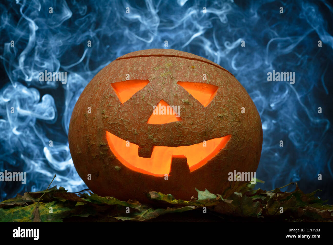 Leuchtenden Halloween Kürbis und blauer Rauch Stockfoto