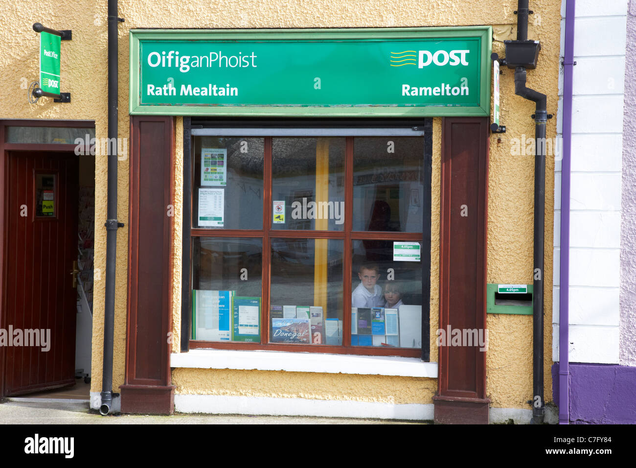 ländliche kleine irische post Office Oifig ein Phoist Ramelton Grafschaft Donegal Irland Stockfoto