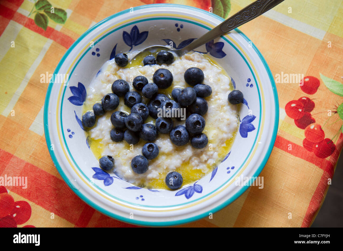 Haferflocken-Porridge mit Heidelbeeren und zerlassener Butter. Stockfoto