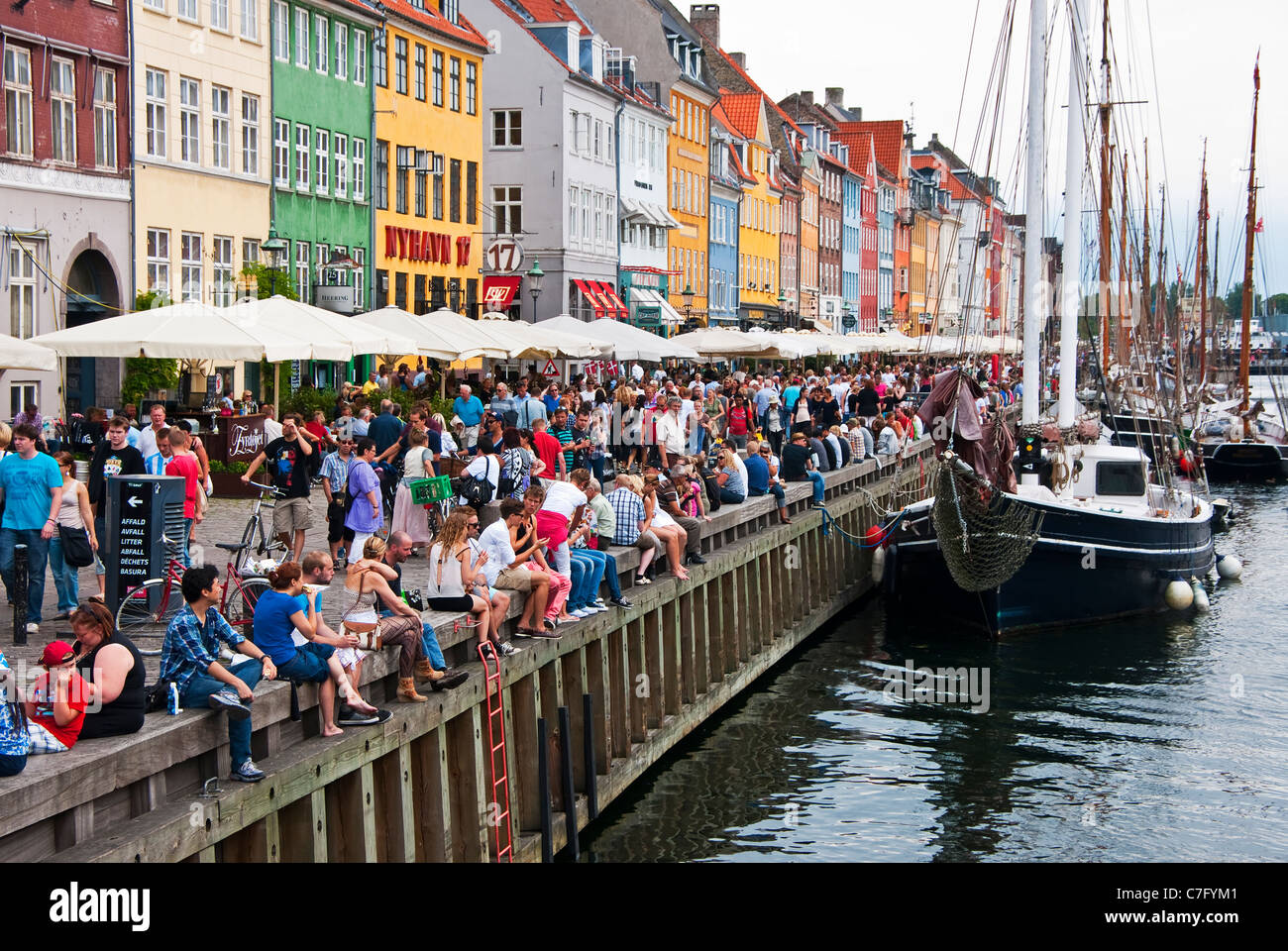 Wochenende-Publikum in beliebten Nyhavn in Kopenhagen Stockfoto